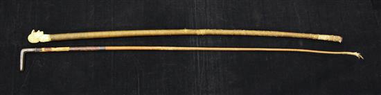 A late 19th / early 20th century riding crop, the carved ivory handle modelled as a jockeys head,